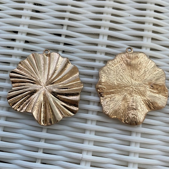 Set of 23 Gold Textured Metal Pendants Size XS - Picture 9 of 16